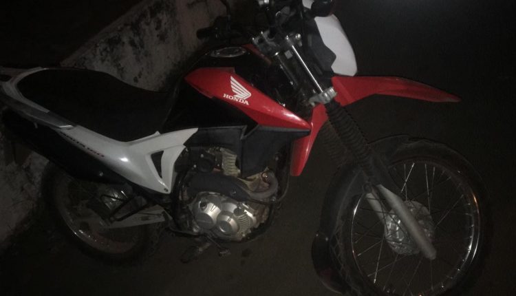 POLÍCIA MILITAR RECUPERA MAIS UMA MOTOCICLETA ROUBADA DURANTE OPERAÇÃO BAIRRO SEGURO EM CAXIAS