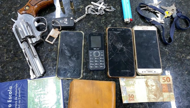 Policiais militares apreendem arma de fogo e moto roubada em Matinha-MA