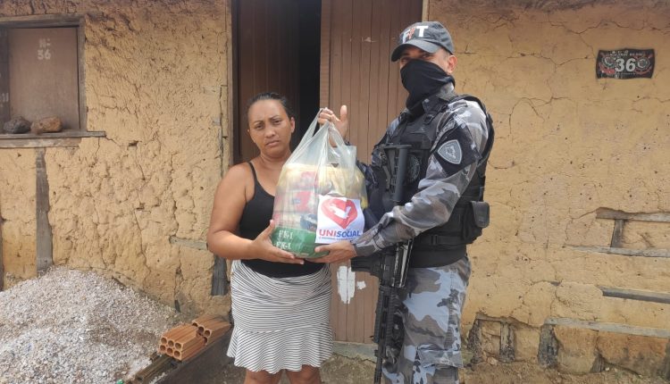 Ação solidária da PM e igreja evangélica entrega cestas básicas a famílias carentes da área do 31º BPM