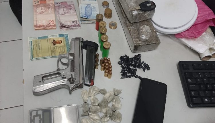 EM OPERAÇÃO CONJUNTA, POLICIAIS MILITARES PRENDEM TRAFICANTES, APREENDEM VEÍCULOS, ARMAS, DINHEIRO FALSO, DROGAS E PETRECHOS PARA O TRÁFICO