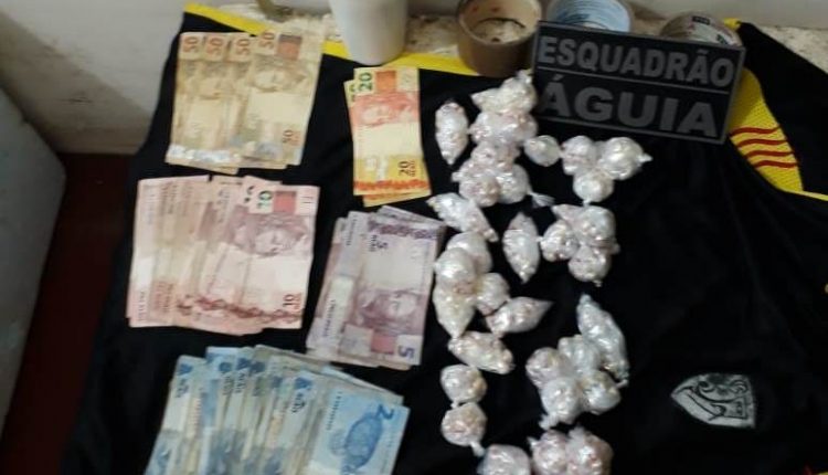 POLÍCIA MILITAR APREENDE 740 PAPELOTES DE CRACK, NA TRAVESSA DA LAPA