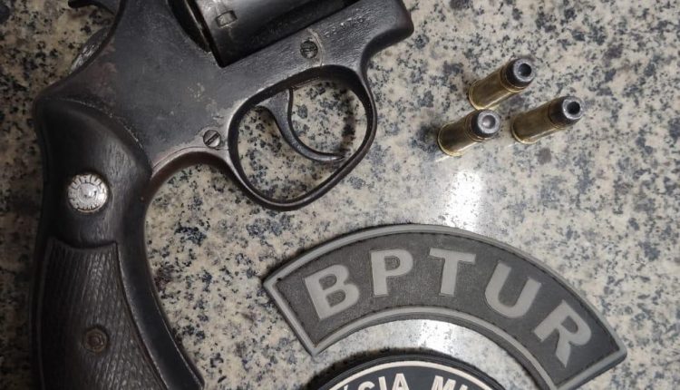 Policiais militares do BPTUR apreendem arma de fogo em Barreirinhas