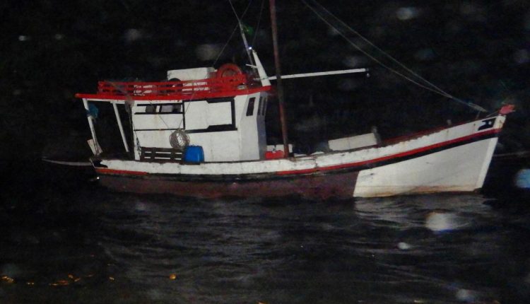 Policiais militares do BPTur apreendem Embarcação em Atins