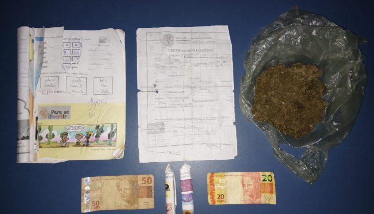 Policiais militares do 29° BPM prendem suspeito por tráfico de drogas.