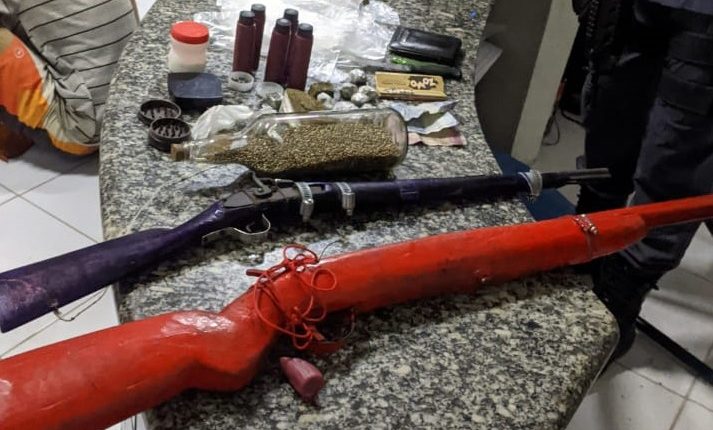 Policiais do 15º BPM apreendem quatro armas de fogo e estouram boca de fumo