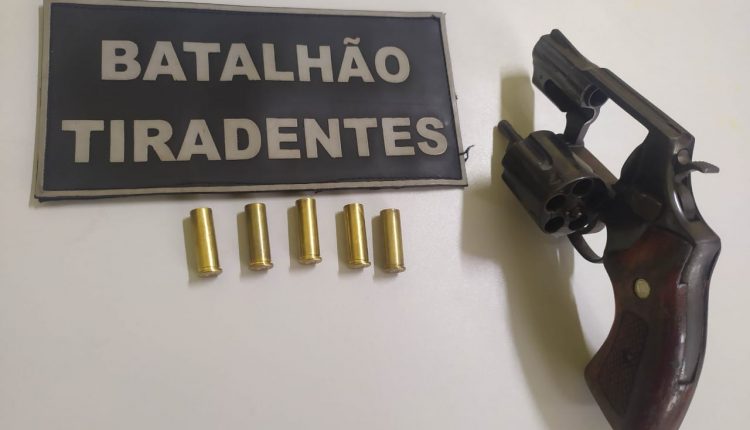 Homens são presos com arma de fogo na Liberdade