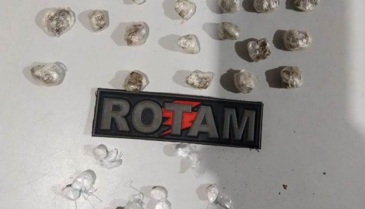 BOPE APREENDE 33 PAPELOTES DE DROGAS