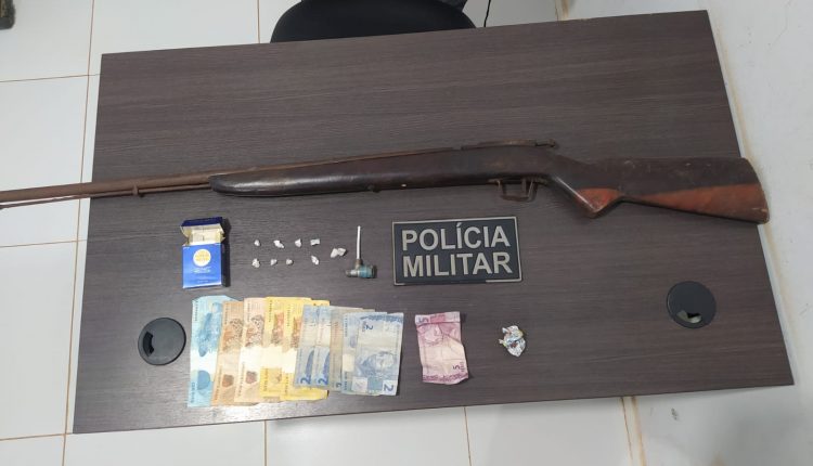 POLICIAIS MILITARES APREENDEM ARMA E DROGAS EM BOM JESUS DAS SELVAS