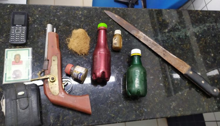 POLICIAIS MILITARES DA FORÇA TÁTICA DO 36° BPM FAZ PRISÃO DE UM HOMEM POR POSSE ILEGAL DE ARMA DE FOGO NO RESIDENCIAL FREI SERAFIM EM VIANA