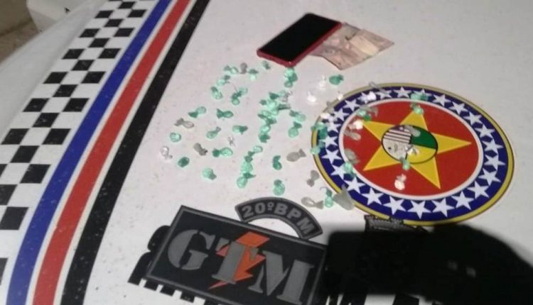 20º BPM APREENDE 64 TROUXINHAS DE ENTORPECENTES