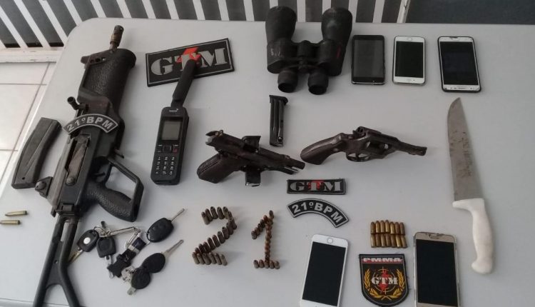 21º BPM APREENDE FUZIL, CAMINHÕES, BARCO E MAIS DE 3 MIL CAIXAS DE CIGARRO