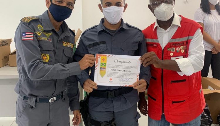 Policiais militares do Batalhão Tiradentes recebem doação de kits de higiene pessoal e coletiva da Cruz Vermelha