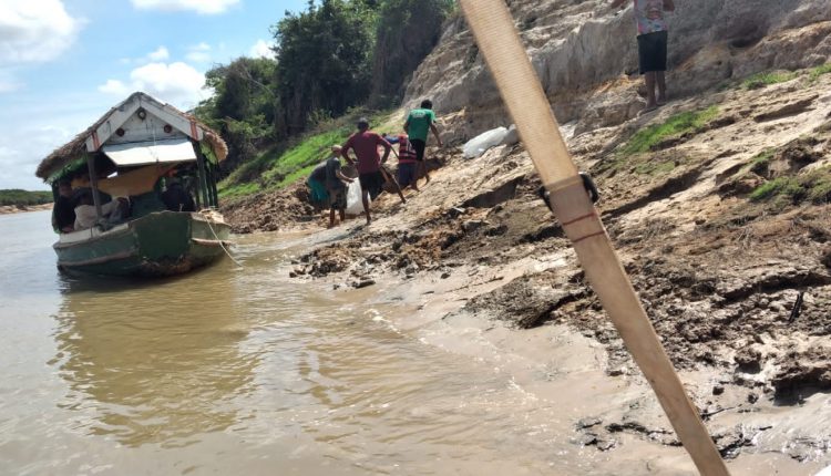 Policiais Militares do 7° Batalhão realizam ações ostensivas e preventivas nos povoados próximos ao Rio Pindaré.