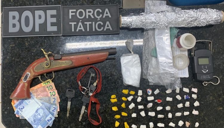 Operação conjunta da PM prende homem com drogas e armas de fogo em Viana