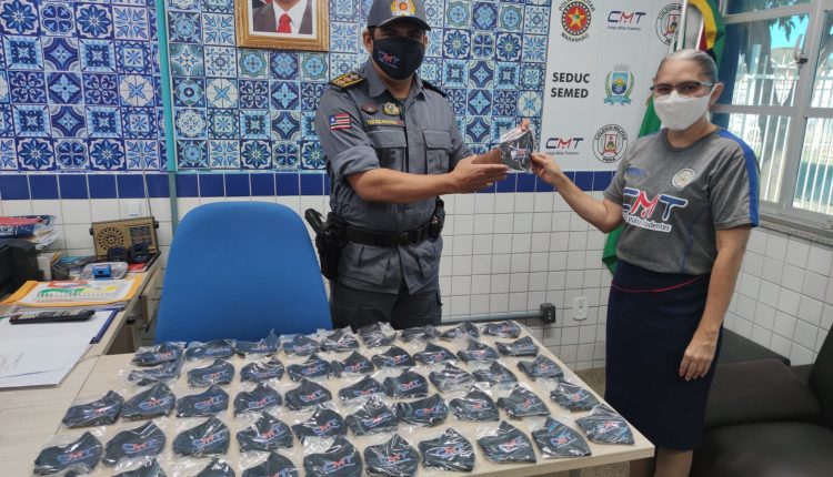 CMT V realiza entrega de mascaras máscaras personalizadas de tecido aos servidores da Unidade