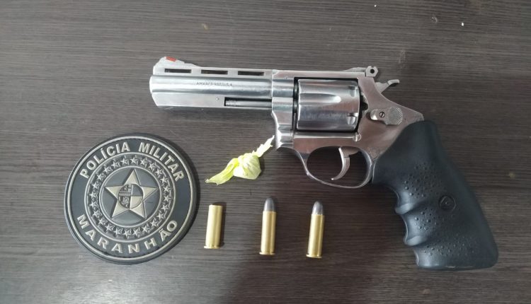 Em Vargem Grande Policiais Militares apreendem arma de fogo e prendem suspeito