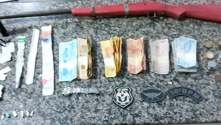 PMMA fecha ponto de venda de drogas, prende traficante e apreende espingarda em Buriticupu