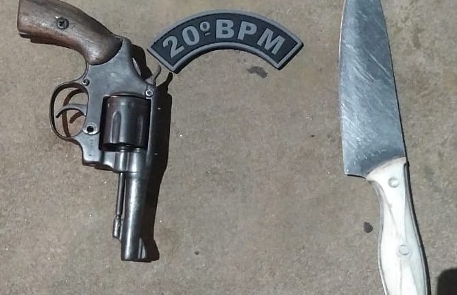 Policiais militares do 20º BPM prendem homens com arma de fogo