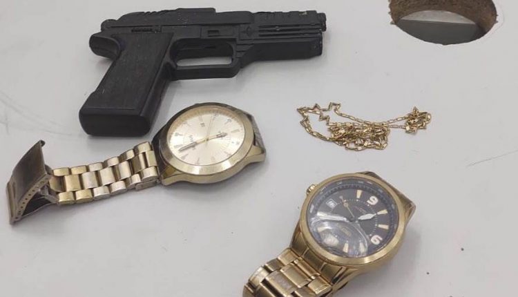 Policiais militares do 9º BPM apreendem veículo roubado e simulacro de arma de fogo.