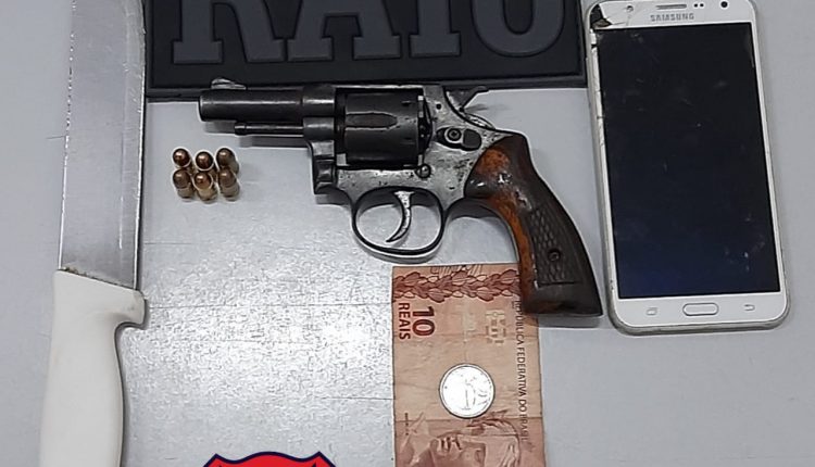 Policiais do 9º BPM prendem dois homens armados com arma de fogo e faca dentro de coletivo em São Luis