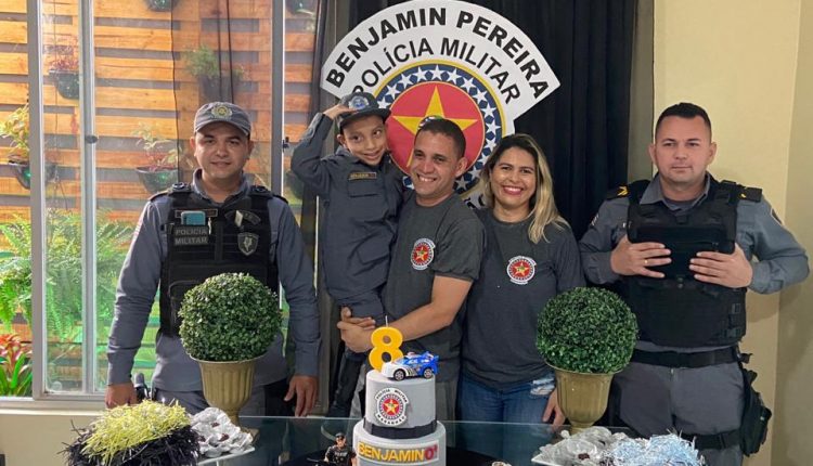 Policiais militares participam de festa de aniversário para criança de oito anos na Vila Embratel