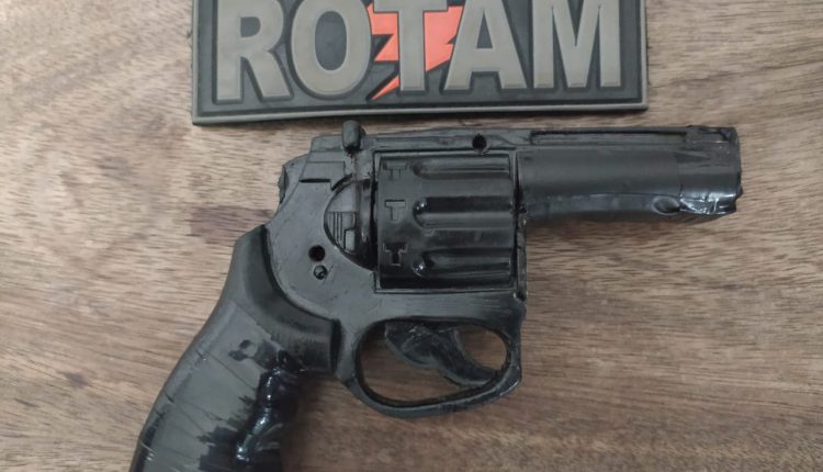 Policiais Militares apreendem simulacro de arma de fogo no Cohatrac