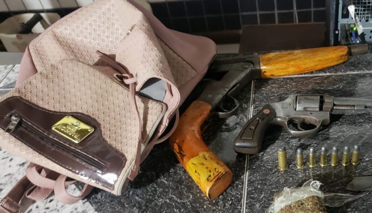Armas e drogas são apreendidas e suspeita é presa pela PM em Pedro Rosário