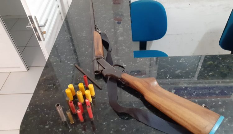 PM conduz suspeito de praticar violência contra animais e porte ilegal de arma de fogo