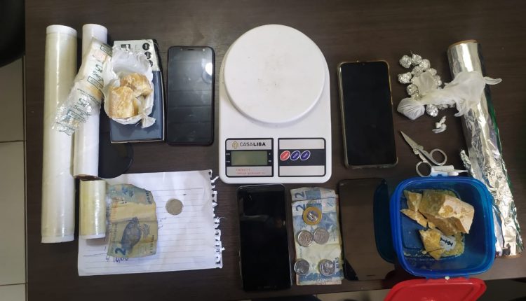 POLÍCIA MILITAR PRENDE SUSPEITOS DE TRÁFICO DE DROGAS NO BAIRRO DO SÁ VIANA