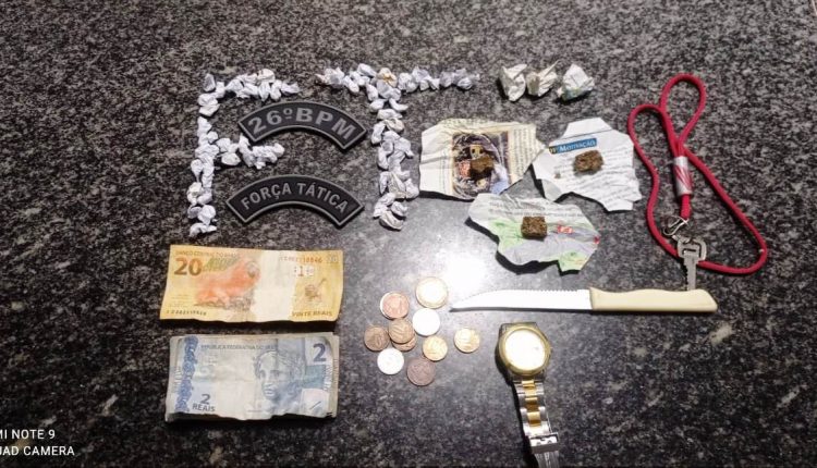 26° BPM APREENDE 71 PAPELOTES DE ENTORPECENTES