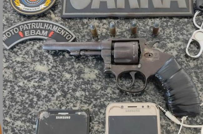 Policiais Militares do 22º BPM recuperam moto roubada e fazem apreensão de drogas e arma de fogo