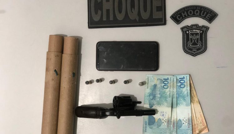 Policiais do BPChoque prendem foragidos e apreendem arma fogo