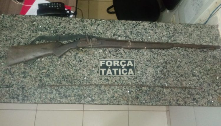 Força Tática do 30° BPM apreende arma de fogo e recupera moto roubada
