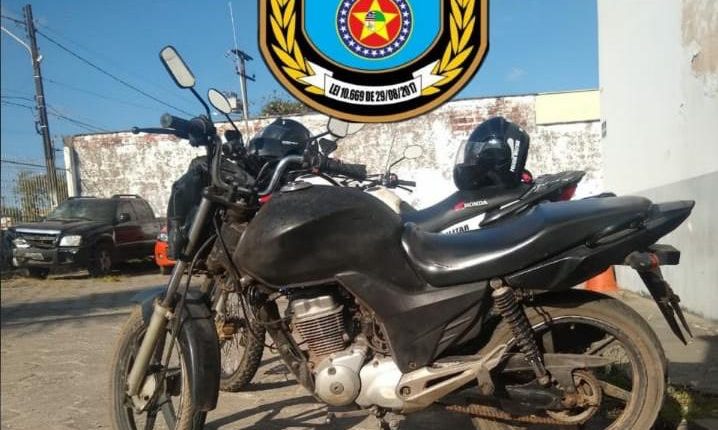 Em ação rápida, Policiais Militares prendem suspeito com drogas e apreendem moto roubada