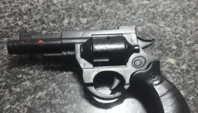 26º BPM recupera motocicleta roubada e prende homem com simulacro de arma de fogo