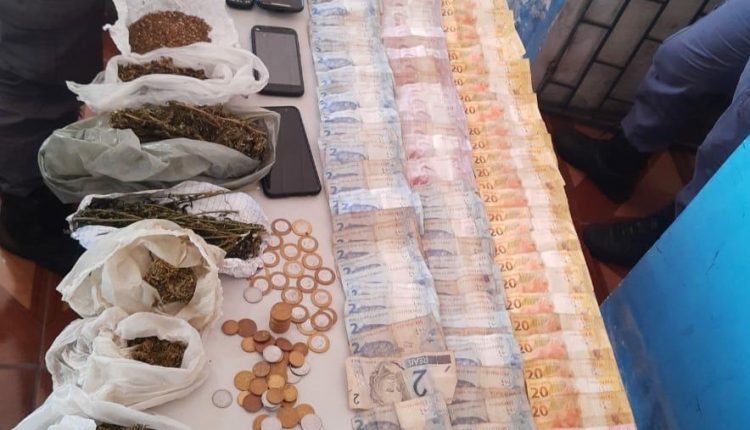 Drogas e armas são apreendidas em Santo Amaro