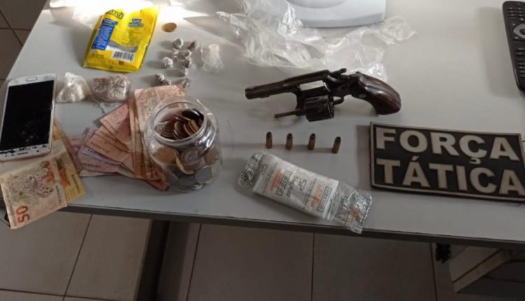 POLÍCIA MILITAR REALIZA A PRISÃO DE INDIVÍDUOS POR PORTE ILEGAL DE ARMA DE FOGO E TRÁFICO DE ENTORPECENTES NO RESIDENCIAL SANTA RITA