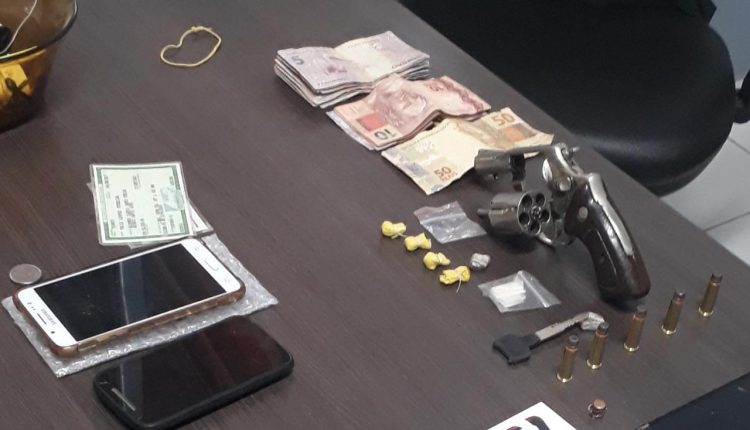 Homens são presos com armas, drogas e veículos roubados