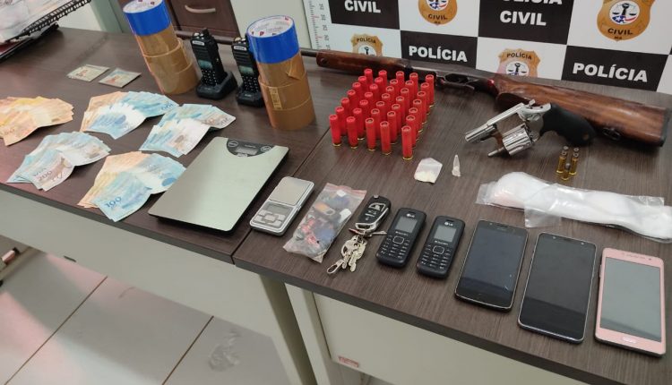 Ação conjunta entre as policias militar e civil prende suspeitos de trafico de drogas e apreende arma de fogo e celulares no município de Açailândia