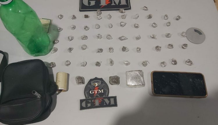 Grupo Tático da PMMA desarticula boca de fumo na Praia do Mangue Seco