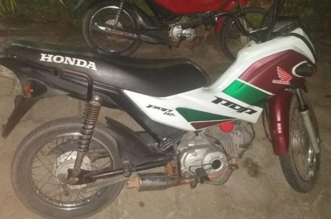 Moto roubada é apreendida e suspeitos de assalto são presos
