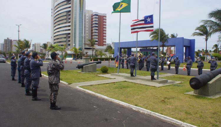 SOLENIDADE MILITAR MARCA COMEMORAÇÃO DO DIA DA BANDEIRA NACIONAL