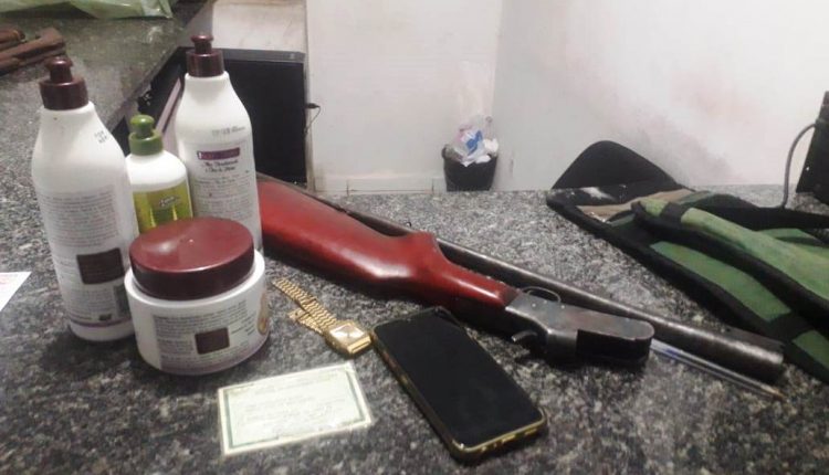 Policiais militares apreendem arma de fogo e prendem acusado de arrombamento
