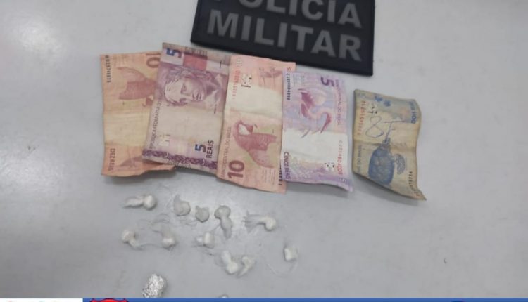 POLICIAIS MILITARES APREENDEM DROGA NO BAIRRO PÃO DE AÇÚCAR