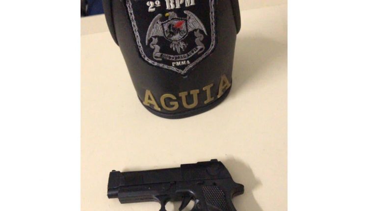 POLÍCIA MILITAR APREENDE SIMULACRO DE ARMA DE FOGO DURANTE OPERAÇÃO BAIRRO SEGURO EM CAXIAS-MA