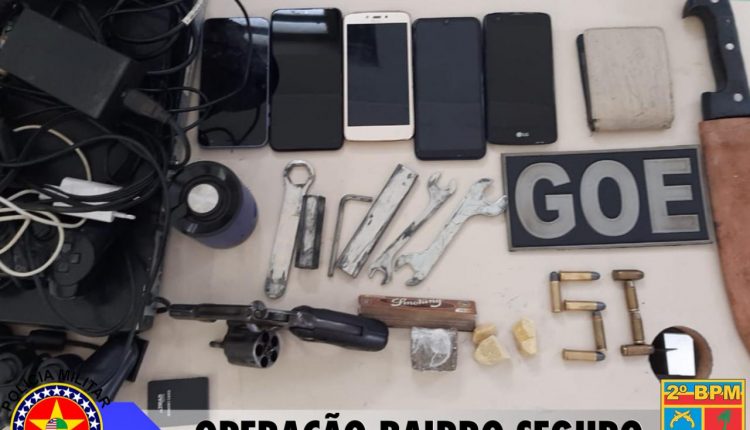 POLÍCIA MILITAR PRENDE DUPLA SUSPEITA DE PRATICAR ASSALTOS E APREENDE ARMA DE FOGO, MUNIÇÕES E DROGAS