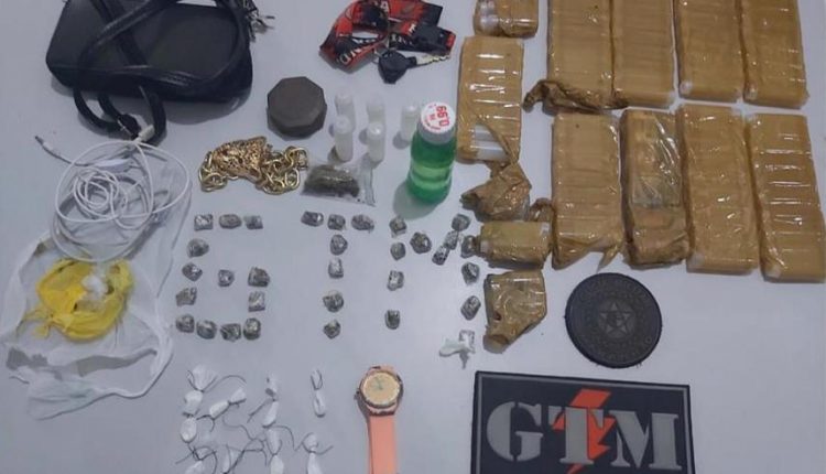 Mulher é presa por tráfico de drogas na Vila Luizão