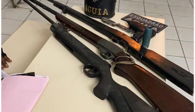 POLÍCIA MILITAR APREENDE TRÊS ARMAS DE FOGO E UM SIMULACRO EM CAXIAS