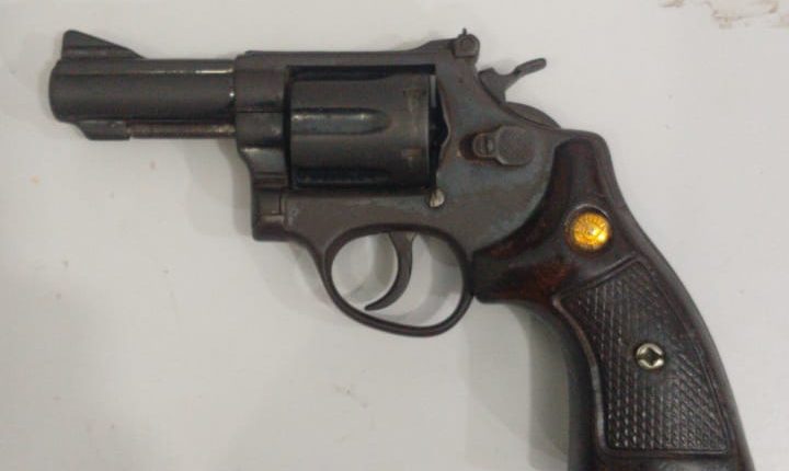 ARMA DE FOGO É APREENDIDA E SUSPEITO É CONDUZIDO PELA PM NA CIDADE OLÍMPICA