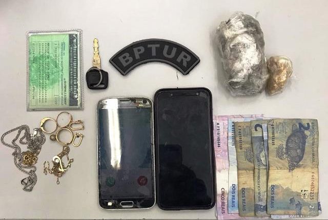 Policiais militares prendem dupla suspeita de tráfico de drogas em barreira na Avenida dos Holandeses